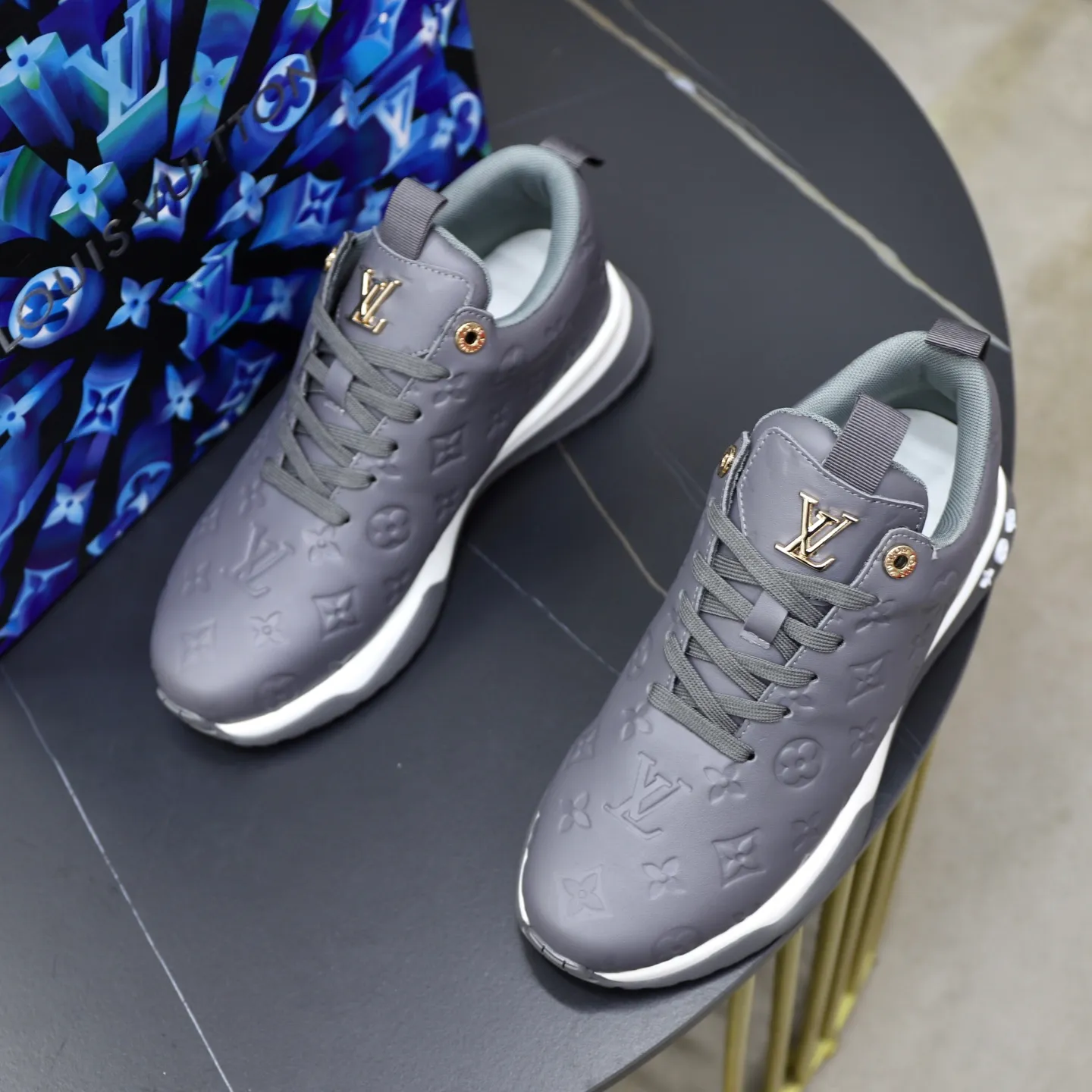 Factory price: 520💰【LV】Louis Vuitton is a high-end brand of men's shoes, new models on the market, top luxury brand, the latest fashionable casual men's shoes, trendy and versatile style, relaxed and sporty style, calfskin upper and ultra-fine workmanship. The original personalized fashionable rubber wear-resistant outsole is light and comfortable on the foot. Code number: 39-44 (45, 46 customized)